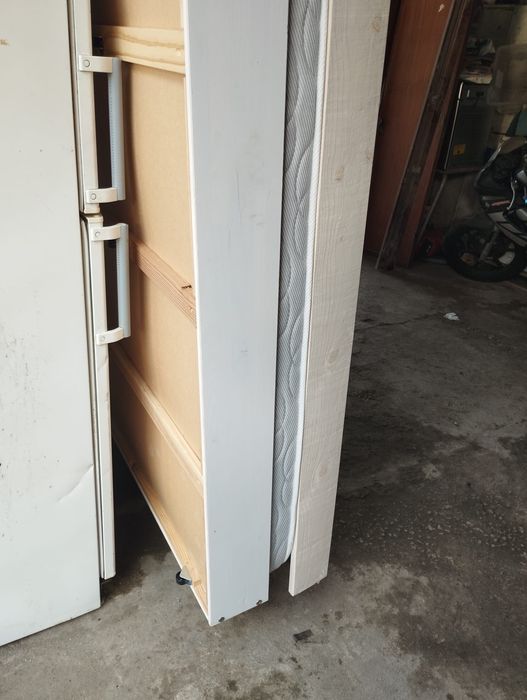 Cama com estrato e colchão