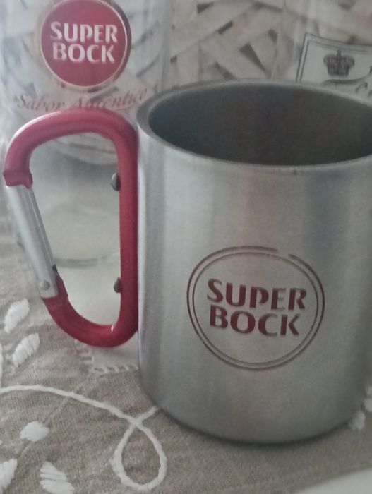 Copos e pequena caneca colecionáveis