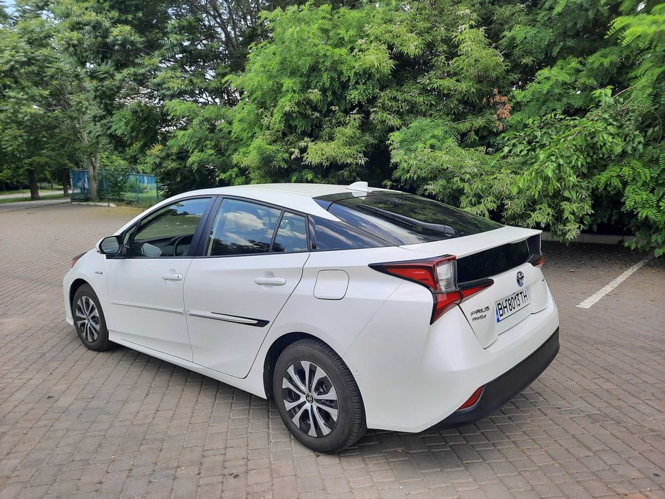 Продам Toyota Prius hybrid LE AWD 2022