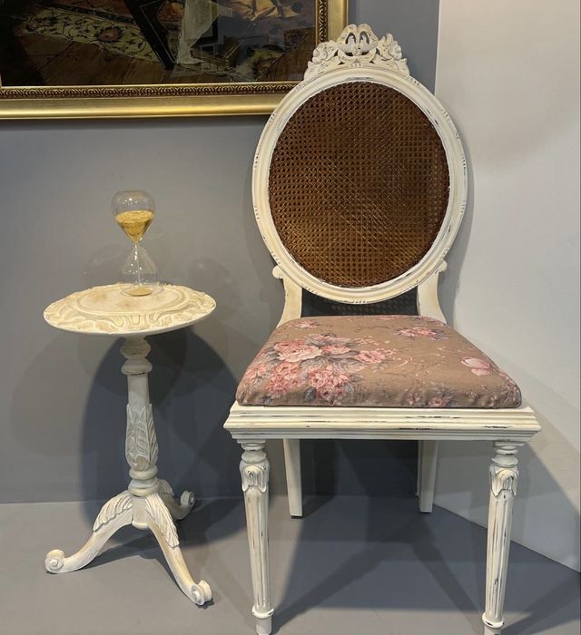 Conjunto Clássico Vintage – Mesa de Apoio + Cadeira  Luís XVI