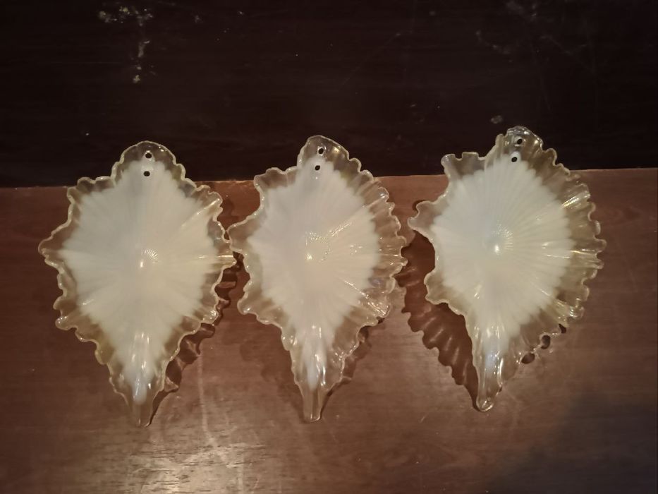 Три стеклянных плафона