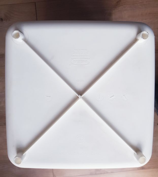 Plastikowy kosz na pranie marki Ikea 60 litrów