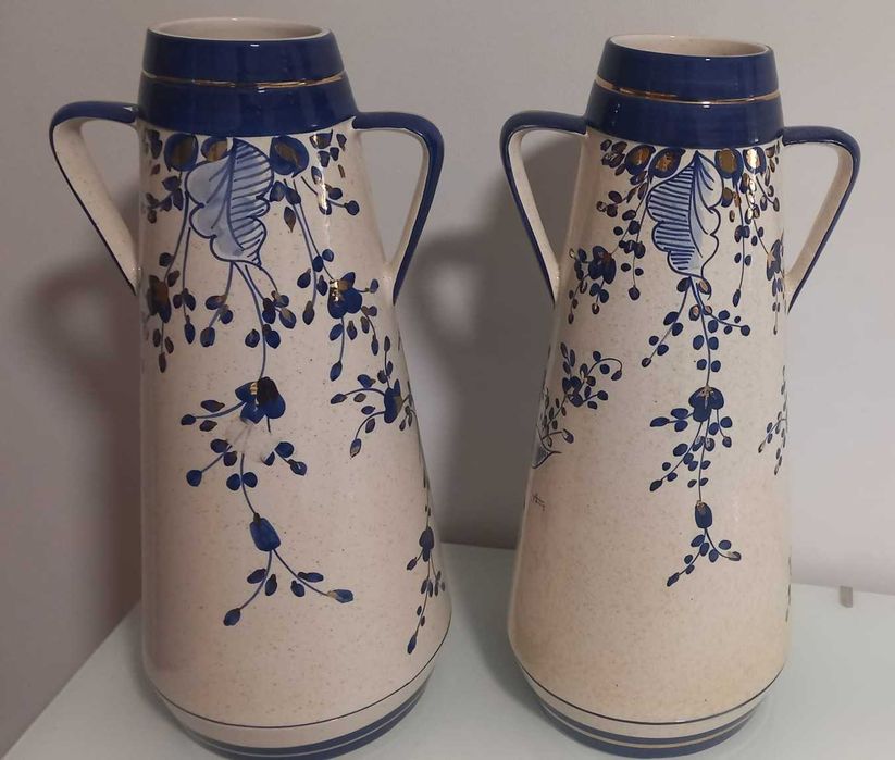 Dois jarrões decorativos pintados à mão