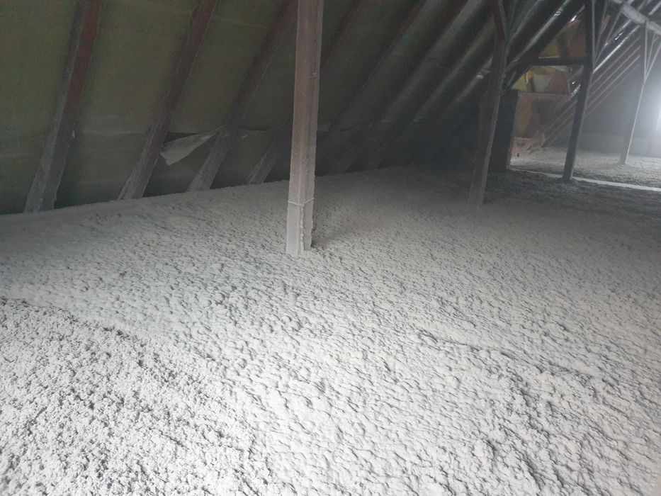 Naprawa dachu po kunie uzupełnienie izolacji dachu wdmuchiwanie
