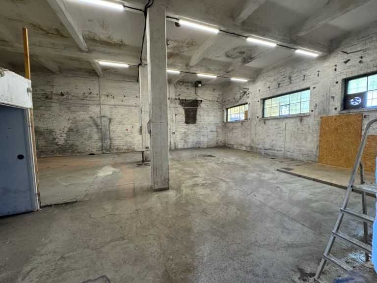 Hala magazynowa na terenie kompleksu Polenmarkt