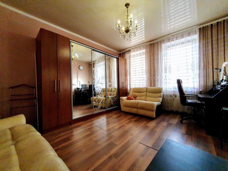 Здається 4-х кімнатний БУДИНОК в ЦЕНТРІ міста р-н вул. ГЕРОЇВ МАЙДАНУ.