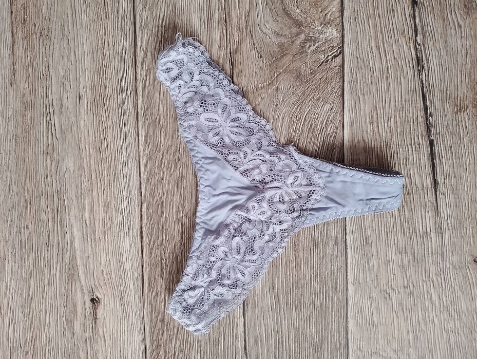 Szare koronkowe stringi