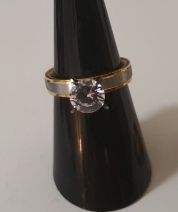 Aliança e solitário banhado a ouro 18k.Possibilidade gravar nome data