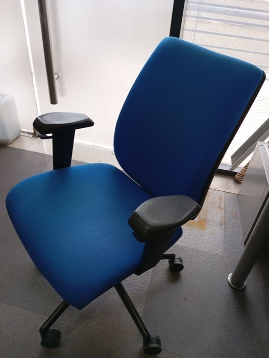 Duas cadeiras de escritório ajustáveis com rodas