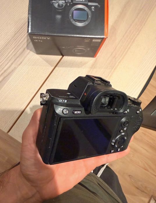 Sony A7 III – Excelente Estado + Caixa Original e Extras
