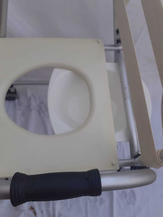 Cadeira de banho sanitária com rodas