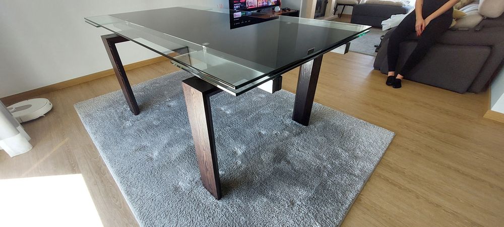 Mesa em vidro e madeira wengue