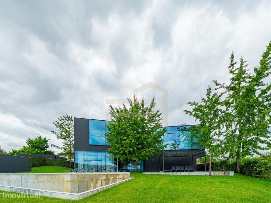 Exclusiva Moradia de Luxo com Design Contemporâneo