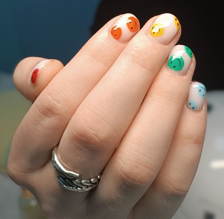 Манікюр, нарощування нігтів, макіяж