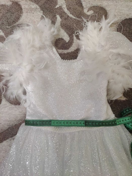 Випускне плаття з пір'їнами