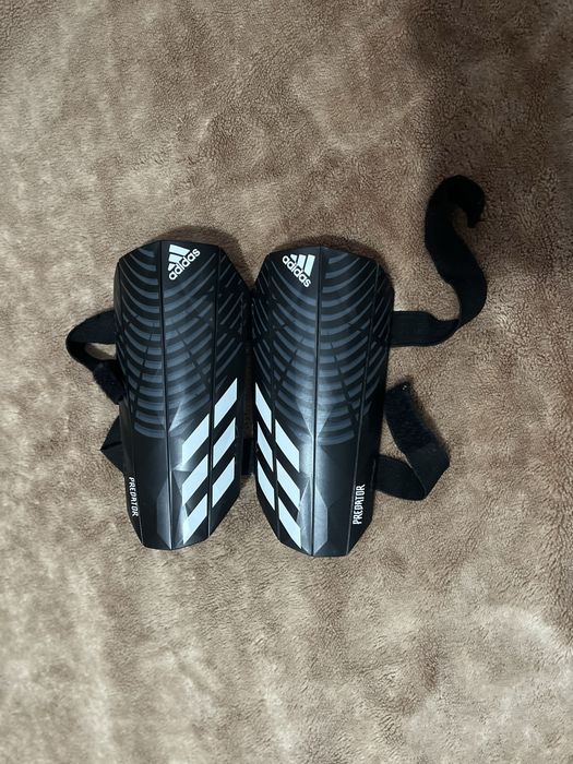 Caneleiras Adidas Pretas e Brancas - Proteção Máxima