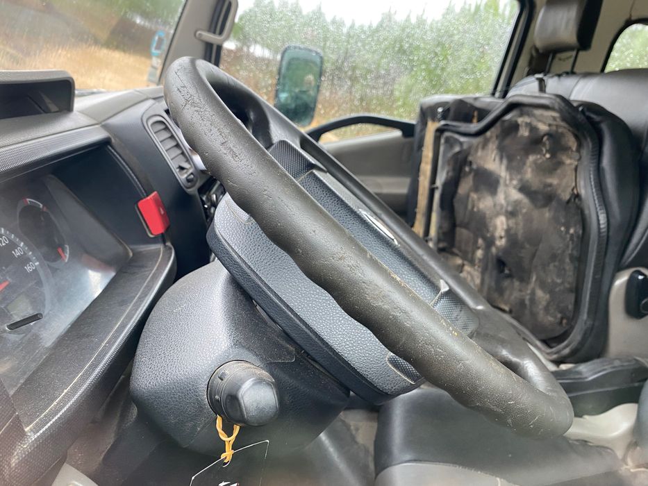 Nissan Cabstar avariada