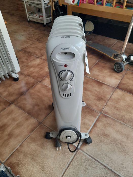 Aquecedor a óleo com 6 elementos a funcionar lindamente marca Kunft