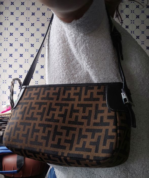 Mala de mulher em tons castanhos e preto