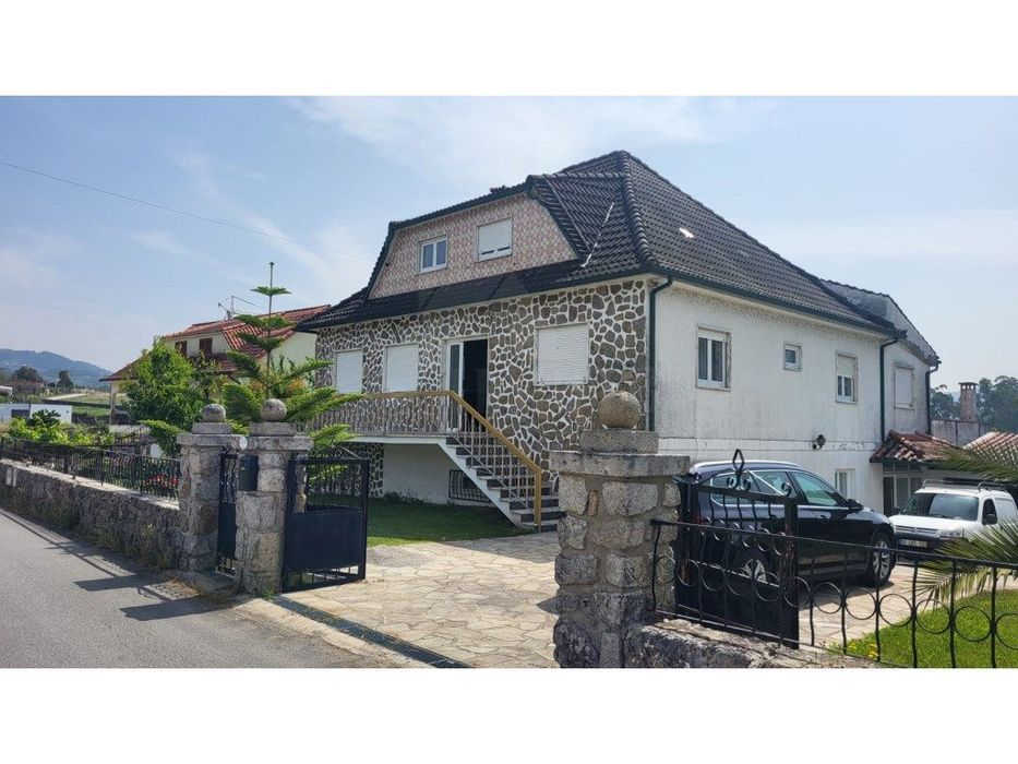 Moradia T6 com Jardim, Adega e Terreno com Potencial de Construção