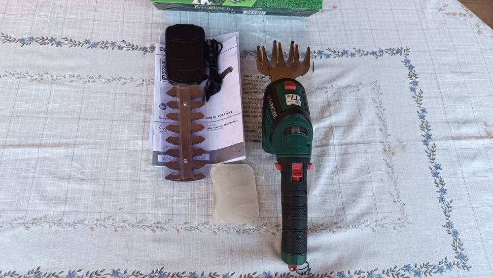 Tesoura corta sebes Parkside 4A2 nova