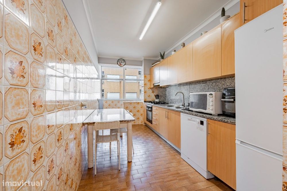 3-Bedroom Apartment with Enclosed Garage and Attic – Rua do Cruzeiro, Braga