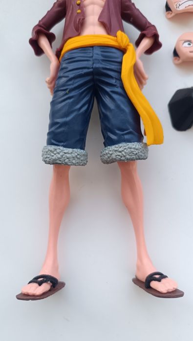 Figura de ação do Luffy de One Piece, com aproximadamente 28cm