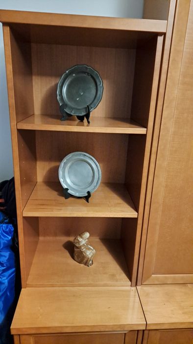 Estantes de sala e cama dupla em madeira cerejeira