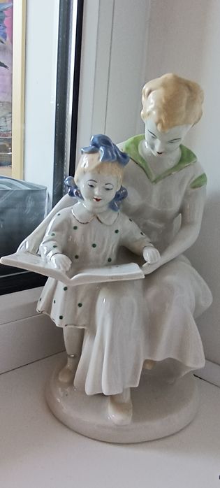 Фарфоровая статуэтка СССР " учительница"