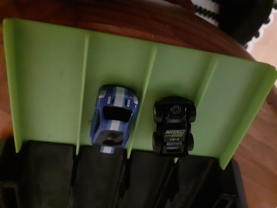 tor z dwoma samochodami