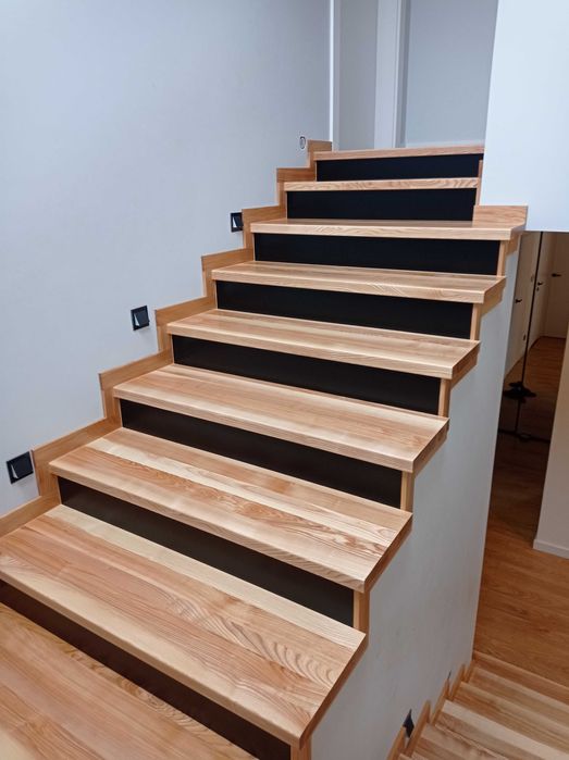 Schody drewniane z litego drewna