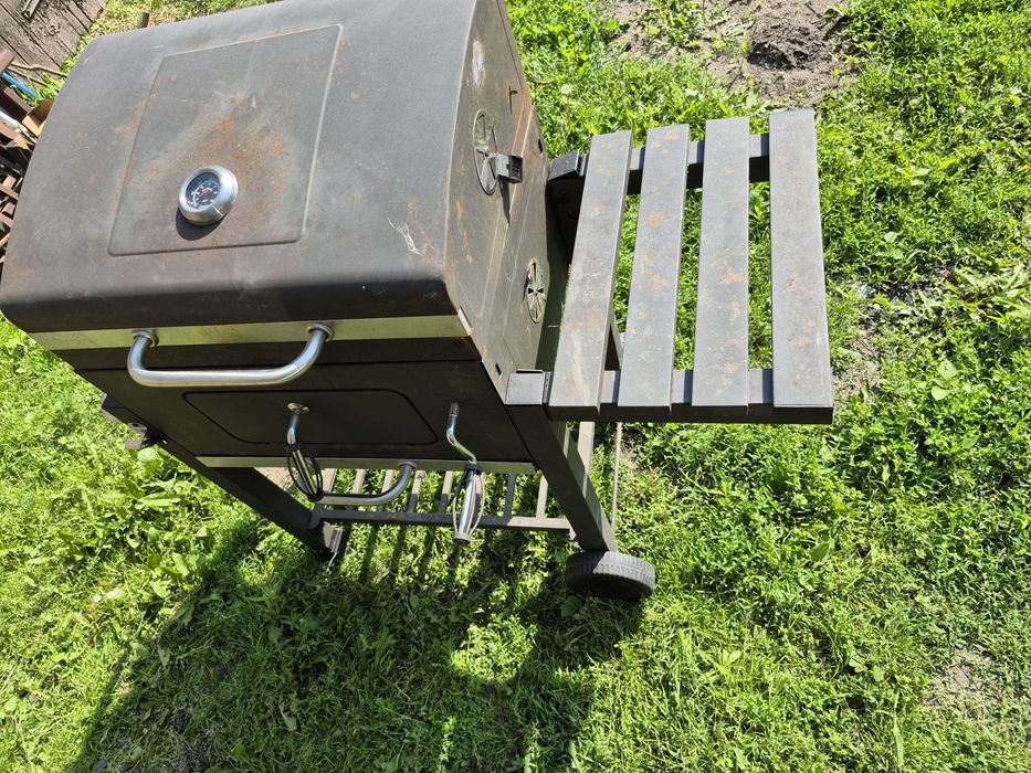 Grill węglowy z pokrowcem