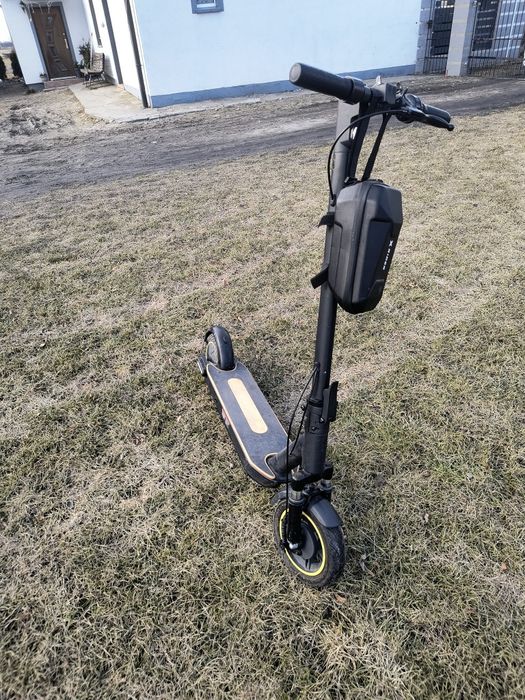 Hulajnoga elektryczna.