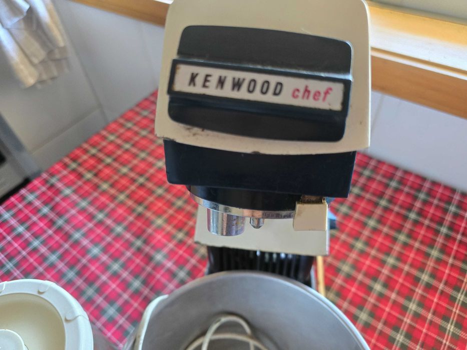 Batedeira Kenwood com todos os acessórios de origem