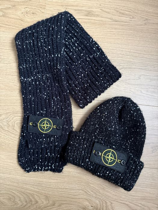 комплект із шарфа та шапки Stone Island.