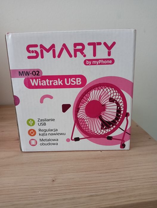 Różowy wiatraczek USB pod laptopa