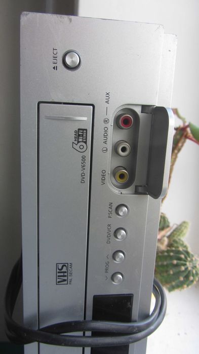 Samsung DVD-V6500 видеомагнитофон и DVD-плеер в одном корпусе.