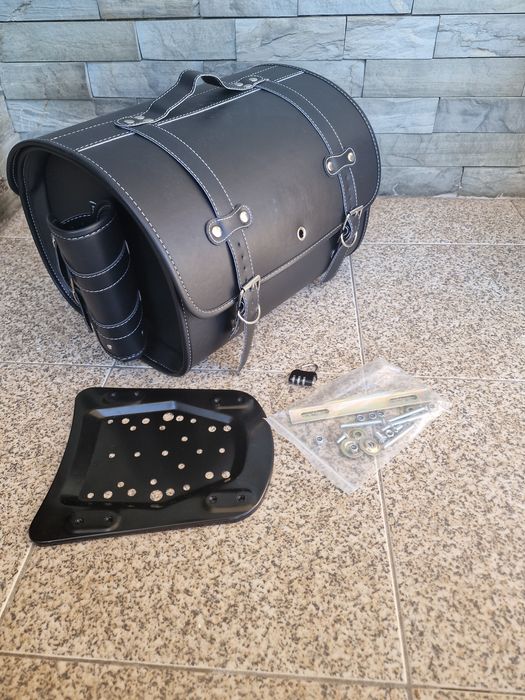 mala de mota preta em estilo retro 35 litros.