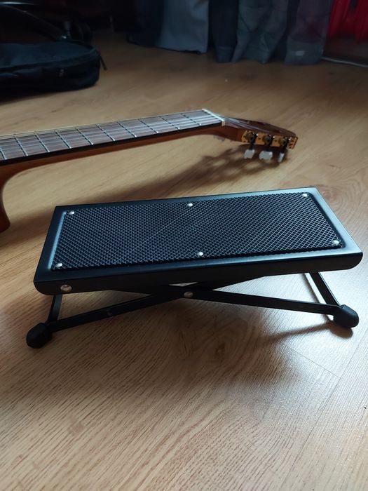 Gitara klasyczna Walden jak nowa + podnóżek, kostki, kapodaster