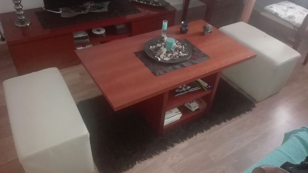 Mesa de centro com dois puffs