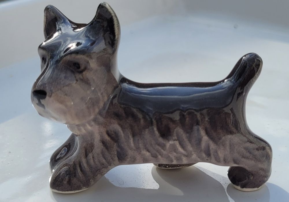 Porcelanowa figurka psa terier bądź sznaucer