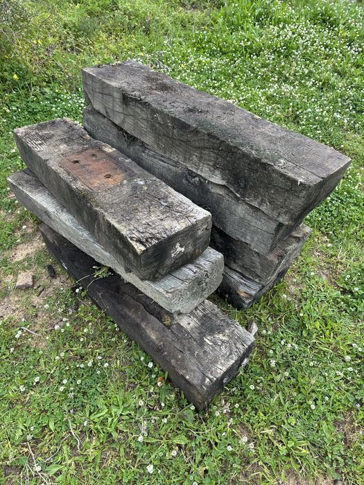 Vendo sulipas usadas em linha de comboio.