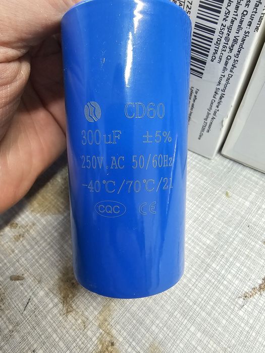 Kondensator rozruchowy do silnika CD60 250V 300UF - 37 sztuk