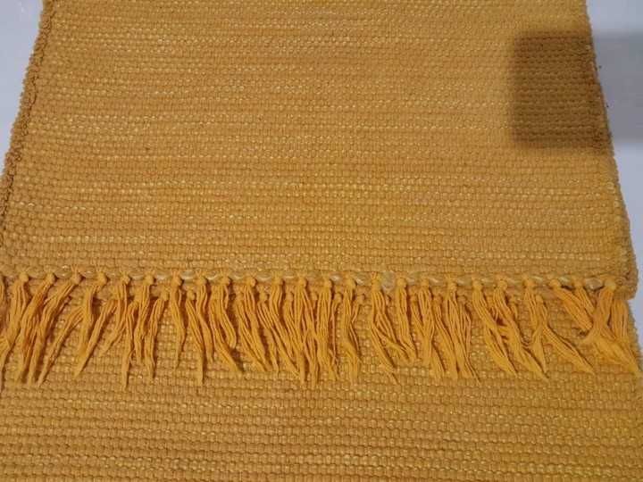 Peça têxtil num tom amarelo vibrante, dimensão 50cm x 190cm