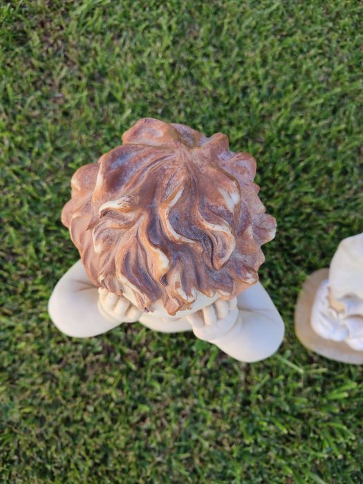 Casal de meninos em resina