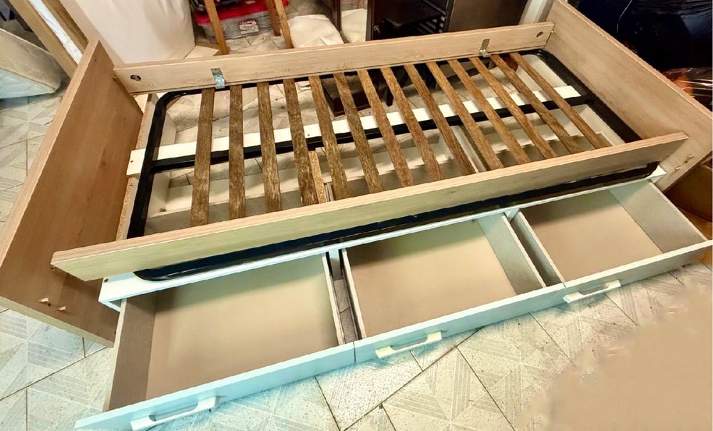 Cama corpo completo crianca com gavetões e mesa de cabeceira