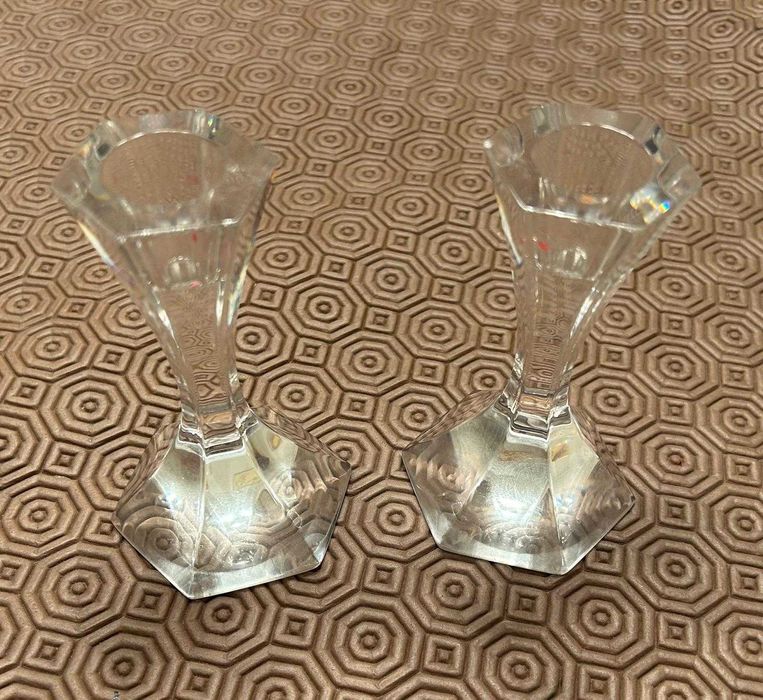 Pares de castiçais em Cristal elegantes para colocar velas.