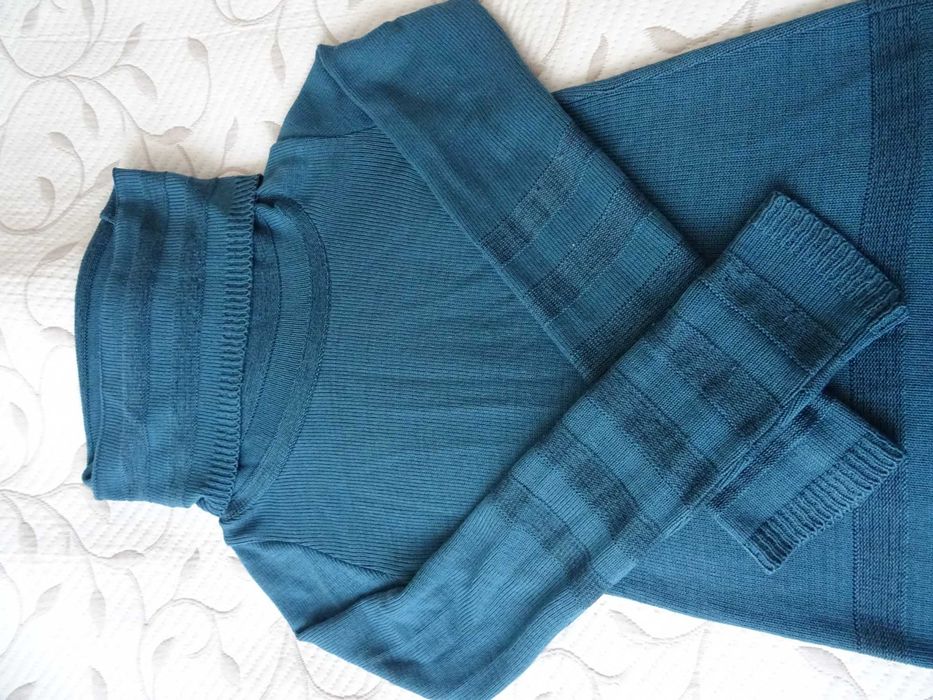 Dzianinowa sukienka z golfem petrol