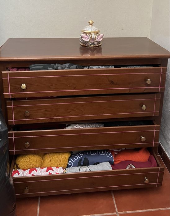 Quarto sem cama.
