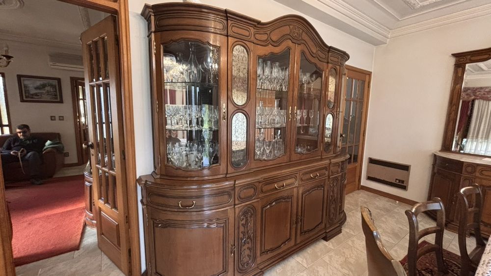 Mesa de jantar oval em madeira maciça + 6 cadeiras +  armário
